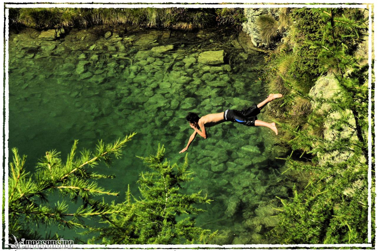 Le grand saut dans le Lac Bleu