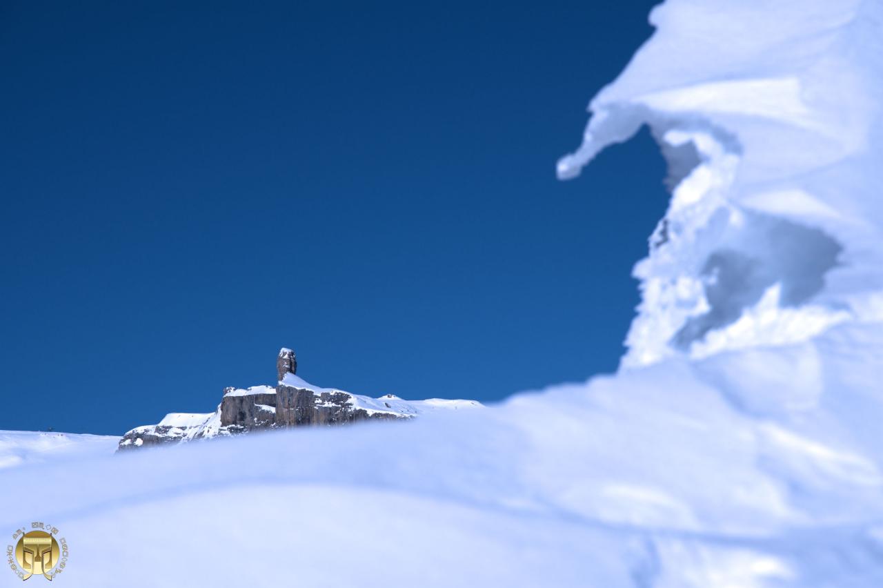 La Quille du Diable dans son écrin blanc