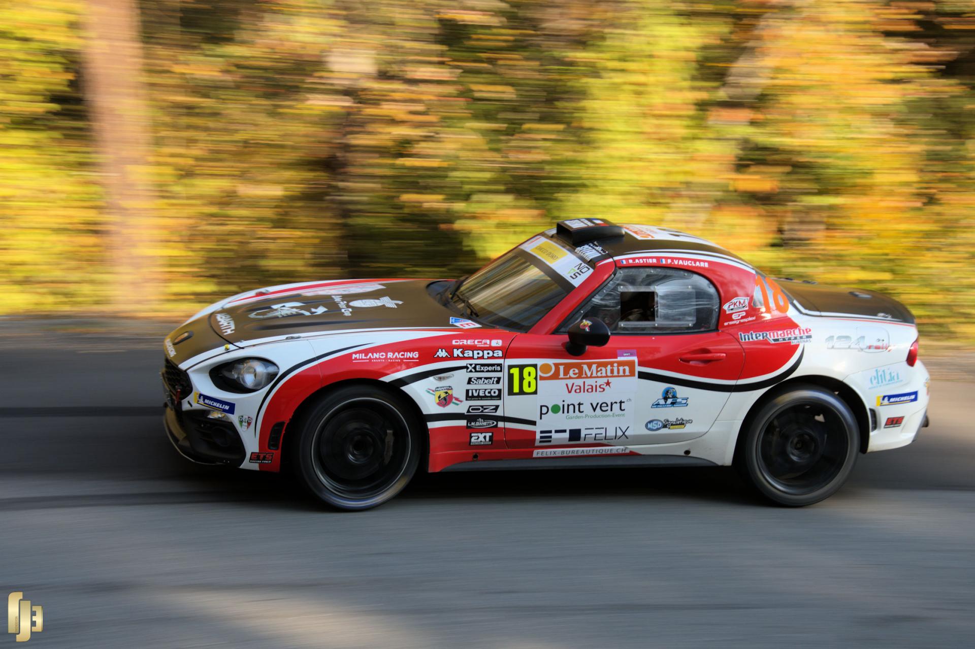 Un bolide fend l'automne